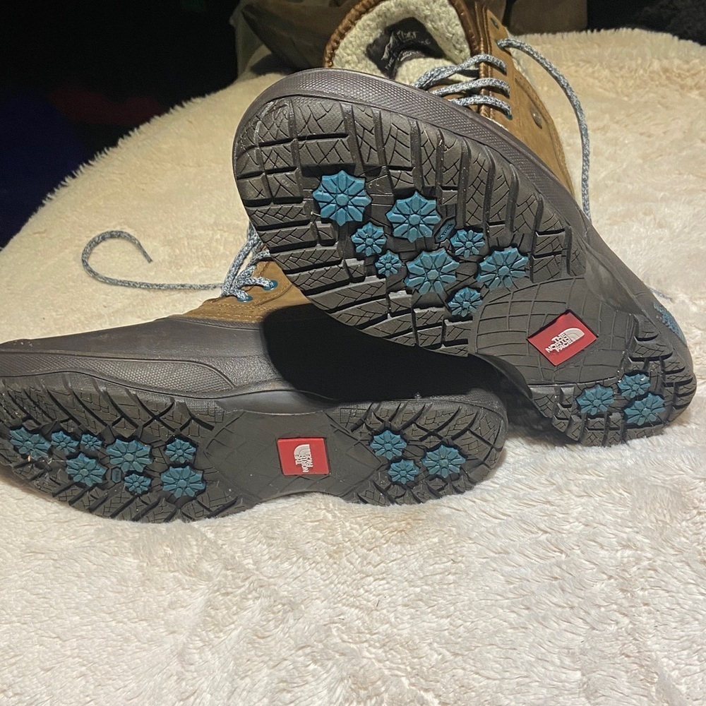 The North Face Waterproof Winter Boots – Cozy Lined, Rugged & Timeless - Picture 5 of 6